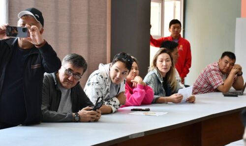 БЫЙЫЛ «САНАТТА»  ҮЧ ЖАРЫМ МИҢГЕ ЖАКЫН МУГАЛИМ ЭС АЛДЫ