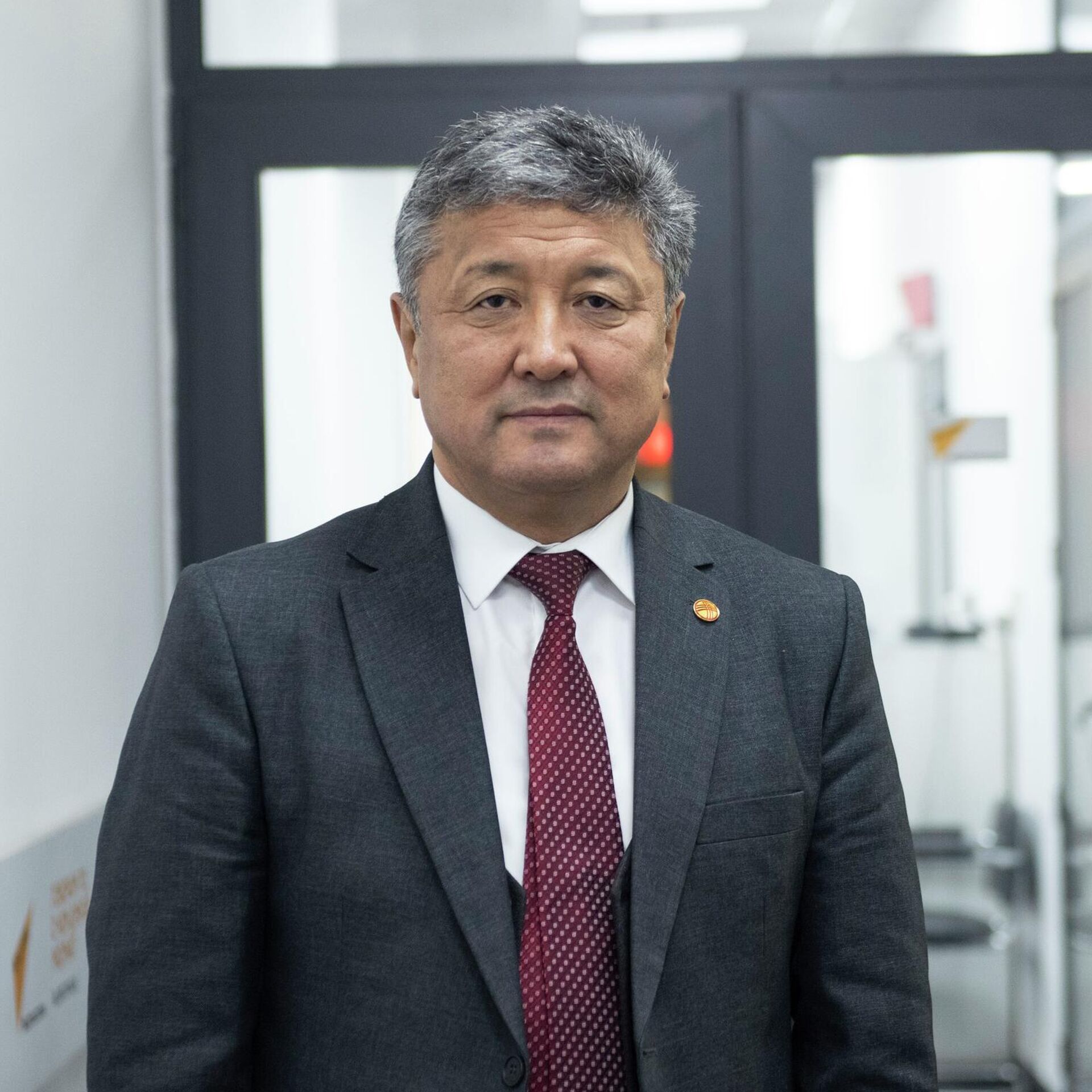 "МЕКТЕБИБИЗДИН ТҮПТӨЛҮШҮНӨ АЗЫРКЫ МИНИСТР ӨЗҮ ДЕМИЛГЕЧИ БОЛДУ"