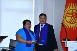 «КӨП НЕРСЕ БИЛБЕЙТ ЭКЕМИН». ПЕДАГОГИКАЛЫК ЧЕБЕРЧИЛИККЕ ОКУГАН МУГАЛИМДЕР