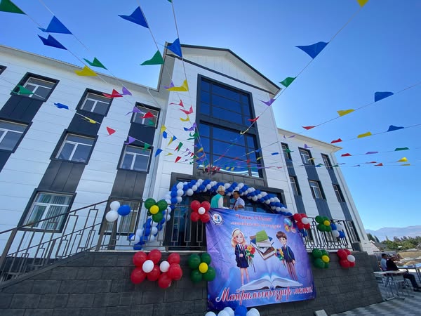 "ДҮЙНӨ БАСКАН ЖОЛ". ЗАМАНБАП ЖАҢЫЛАНУУ ЖАНА ЖАҢЫ МЕКТЕПТЕР
