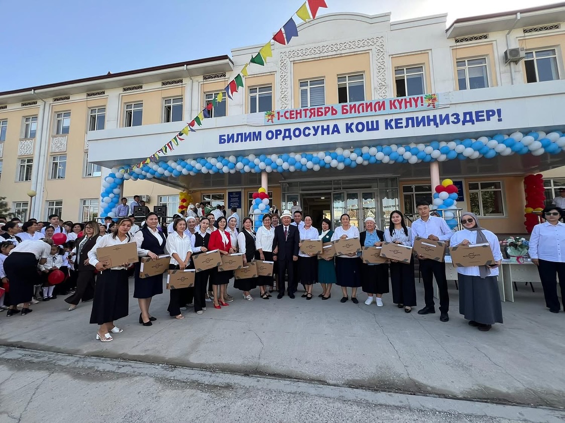 ОШТУН МУГАЛИМДЕРИ НОУТБУК МЕНЕН КАМСЫЗДАЛУУДА