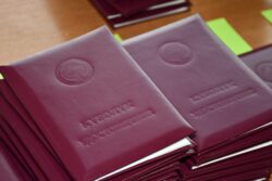 «КӨП НЕРСЕ БИЛБЕЙТ ЭКЕМИН». ПЕДАГОГИКАЛЫК ЧЕБЕРЧИЛИККЕ ОКУГАН МУГАЛИМДЕР