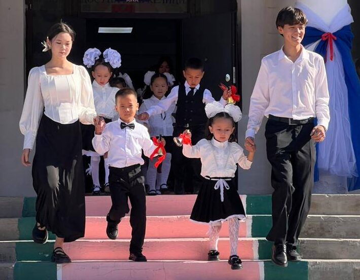 "БАШКА ЖОЛ ЖОК. ИЙГИЛИК ОҢОЙ МЕНЕН КЕЛБЕЙТ". АГАРТУУ МИНИСТРИ КООМЧУЛУККА КАЙРЫЛДЫ