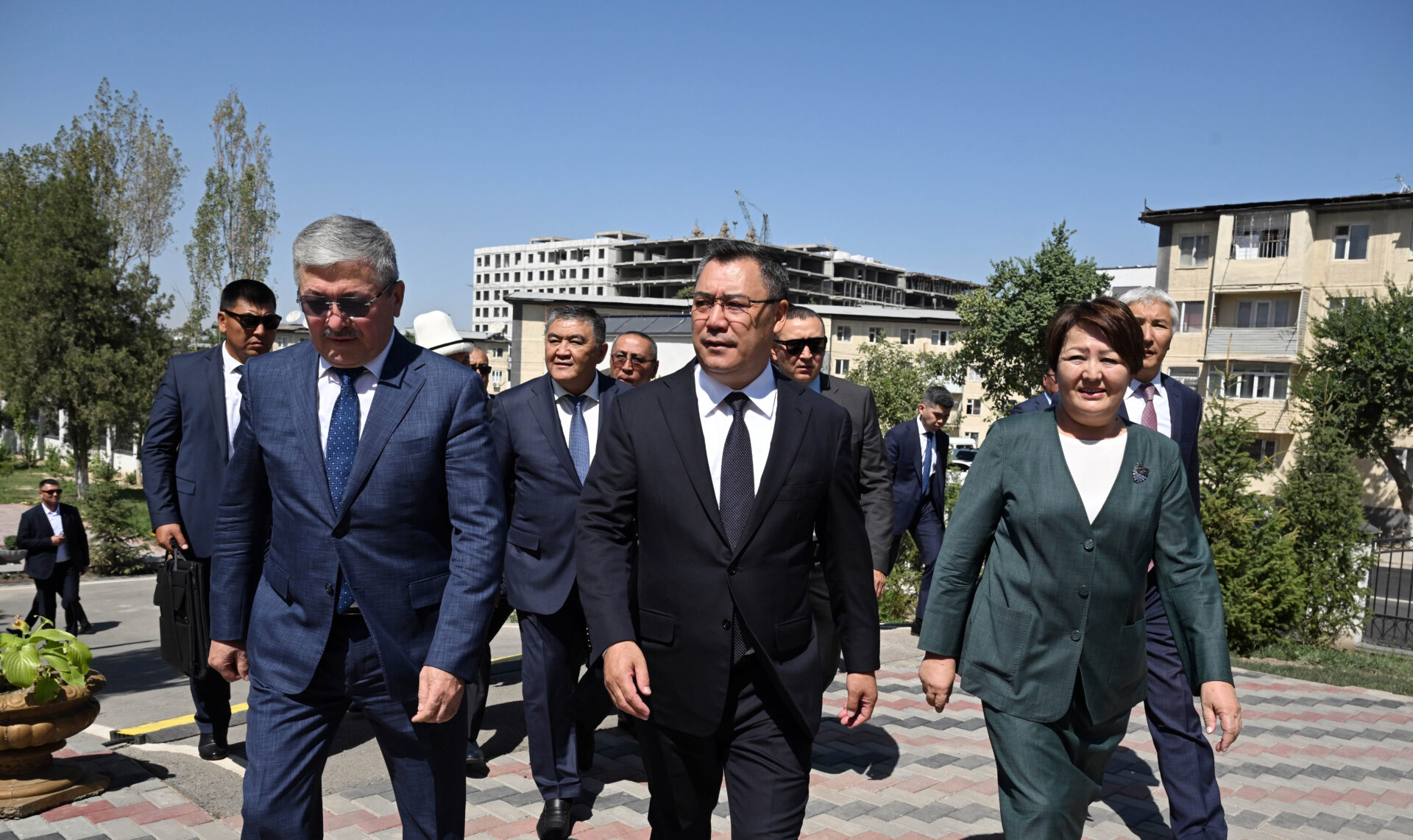 "БАШКА ЖОЛ ЖОК. ИЙГИЛИК ОҢОЙ МЕНЕН КЕЛБЕЙТ". АГАРТУУ МИНИСТРИ КООМЧУЛУККА КАЙРЫЛДЫ