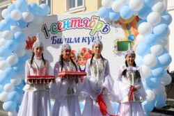 МИНИСТРЛЕР КАБИНЕТИНИН ТӨРАГАСЫ АДЫЛБЕК КАСЫМАЛИЕВ КОЖОМКУЛ АЙЫЛЫНДАГЫ ЖАҢЫ МЕКТЕПТИ АЧТЫ