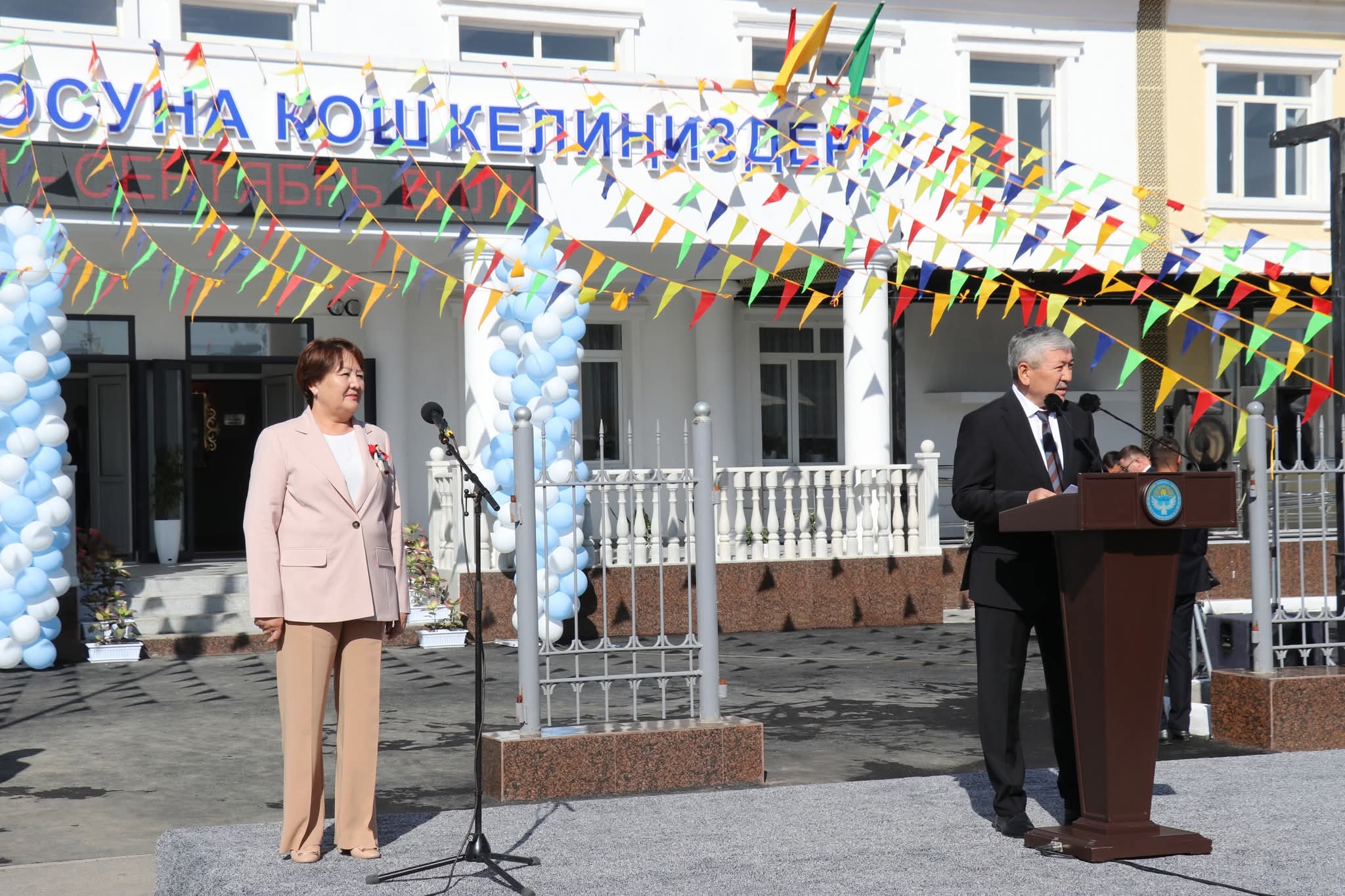МИНИСТРЛЕР КАБИНЕТИНИН ТӨРАГАСЫ АДЫЛБЕК КАСЫМАЛИЕВ КОЖОМКУЛ АЙЫЛЫНДАГЫ ЖАҢЫ МЕКТЕПТИ АЧТЫ