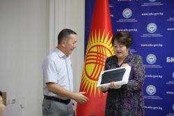 Д. КЕНДИРБАЕВА АГАРТУУ МИНИСТРЛИГИНИН БОРБОРДУК АППАРАТЫНЫН КЫЗМАТКЕРЛЕРИНЕ ПЛАНШЕТТЕРДИ ТАПШЫРДЫ