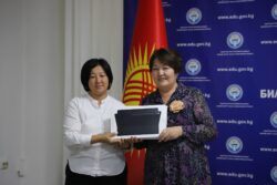 Д. КЕНДИРБАЕВА АГАРТУУ МИНИСТРЛИГИНИН БОРБОРДУК АППАРАТЫНЫН КЫЗМАТКЕРЛЕРИНЕ ПЛАНШЕТТЕРДИ ТАПШЫРДЫ