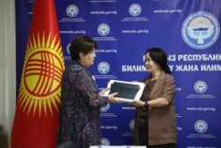Д. КЕНДИРБАЕВА АГАРТУУ МИНИСТРЛИГИНИН БОРБОРДУК АППАРАТЫНЫН КЫЗМАТКЕРЛЕРИНЕ ПЛАНШЕТТЕРДИ ТАПШЫРДЫ