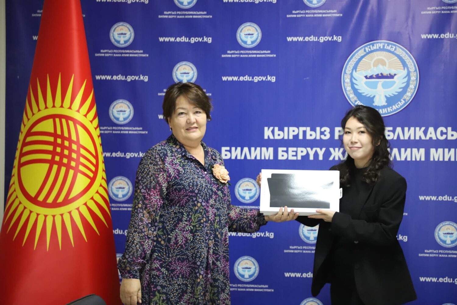 Д. КЕНДИРБАЕВА АГАРТУУ МИНИСТРЛИГИНИН БОРБОРДУК АППАРАТЫНЫН КЫЗМАТКЕРЛЕРИНЕ ПЛАНШЕТТЕРДИ ТАПШЫРДЫ