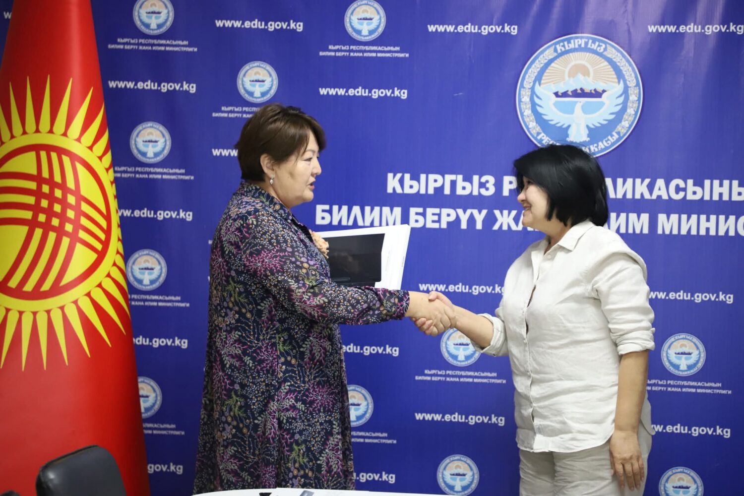 Д. КЕНДИРБАЕВА АГАРТУУ МИНИСТРЛИГИНИН БОРБОРДУК АППАРАТЫНЫН КЫЗМАТКЕРЛЕРИНЕ ПЛАНШЕТТЕРДИ ТАПШЫРДЫ