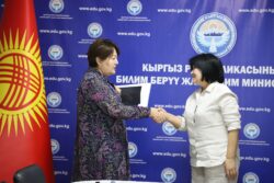 Д. КЕНДИРБАЕВА АГАРТУУ МИНИСТРЛИГИНИН БОРБОРДУК АППАРАТЫНЫН КЫЗМАТКЕРЛЕРИНЕ ПЛАНШЕТТЕРДИ ТАПШЫРДЫ