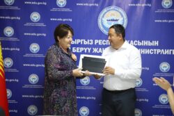 Д. КЕНДИРБАЕВА АГАРТУУ МИНИСТРЛИГИНИН БОРБОРДУК АППАРАТЫНЫН КЫЗМАТКЕРЛЕРИНЕ ПЛАНШЕТТЕРДИ ТАПШЫРДЫ