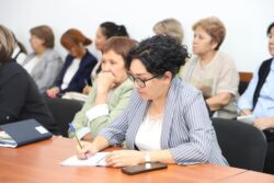 АГАРТУУ МИНИСТРИ ОКТЯБРЬ РАЙОНУНДАГЫ МЕКТЕПТЕРДИН ДИРЕКТОРЛОРУ МЕНЕН ЖОЛУГУШТУ