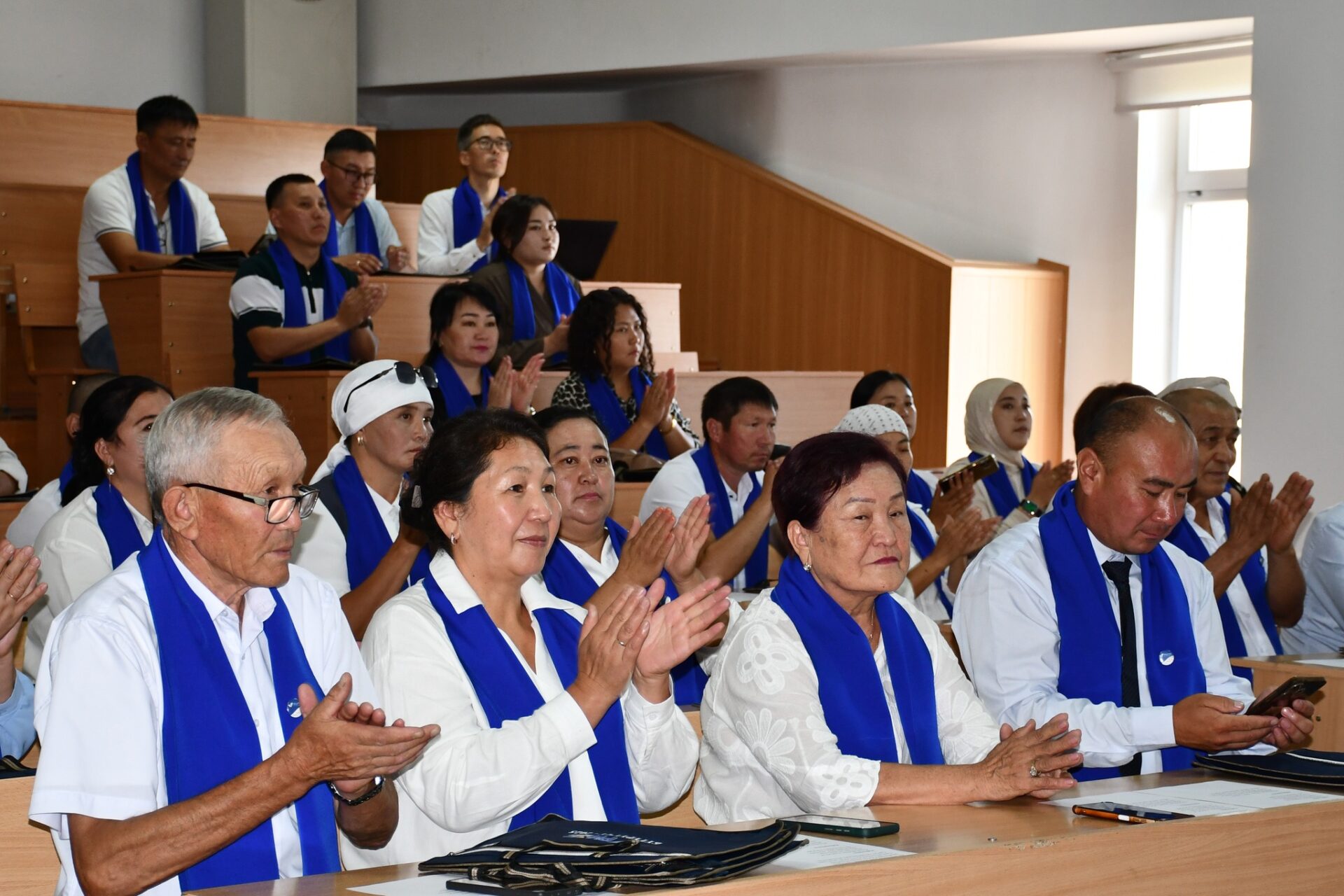 "КӨП НЕРСЕ БИЛБЕЙТ ЭКЕМИН". ПЕДАГОГИКАЛЫК ЧЕБЕРЧИЛИККЕ ОКУГАН МУГАЛИМДЕР