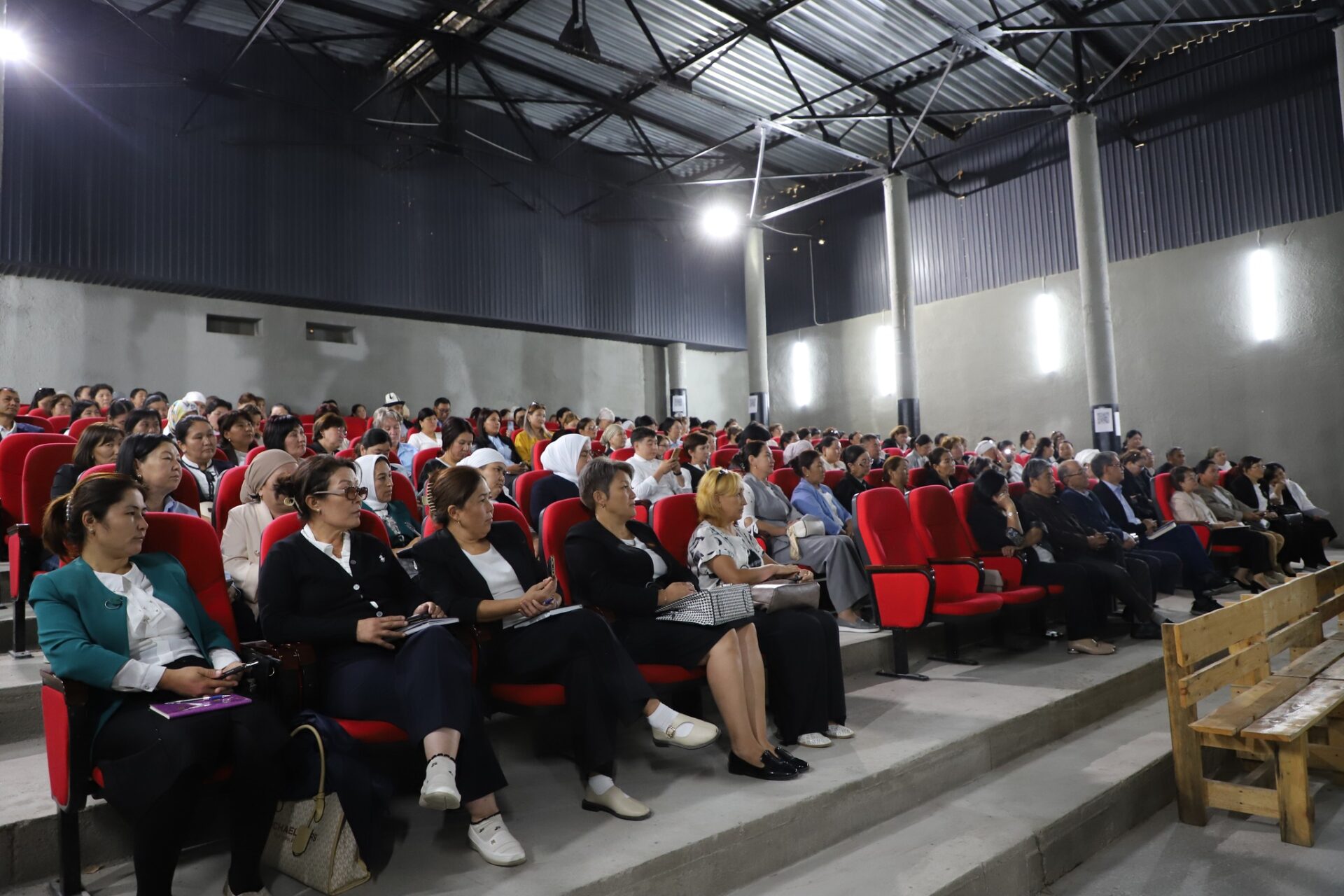 ЖАСАЛМА АКЫЛ ДООРУНДА МУГАЛИМ КАНДАЙ ИШТЕЙТ?