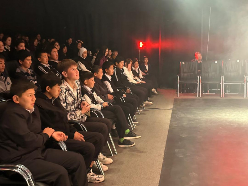 Бишкек шаарындагы окуучулар А. Умуралиев атындагы театрга барышат