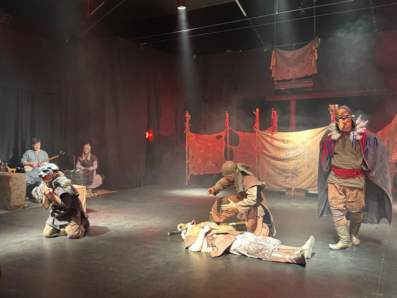 Бишкек шаарындагы окуучулар А. Умуралиев атындагы театрга барышат