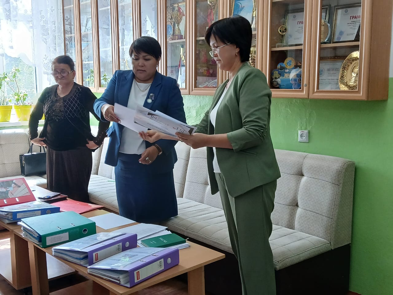 КЕСИПТИК ӨНҮГҮҮ ҮЧҮН МУГАЛИМДЕРДИН ӨЗ АЛДЫНЧА БИЛИМ АЛУУСУ: ПРАКТИКАЛЫК КЕҢЕШТЕР