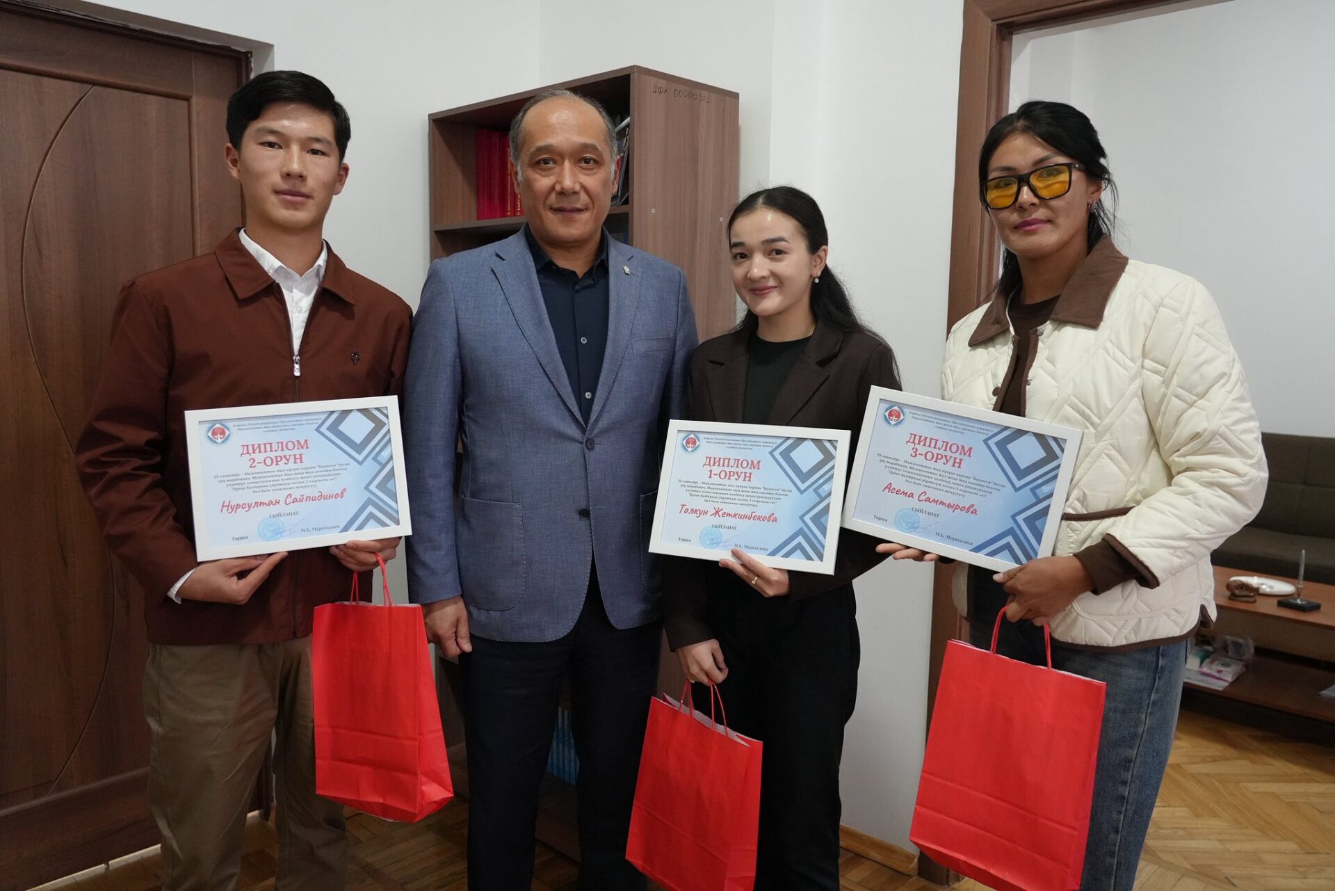 ДҮЙНӨ БАЛДАРЫНА ҮЙРӨТКҮМ КЕЛГЕН ҮЧ КЫРГЫЗЧА СӨЗ