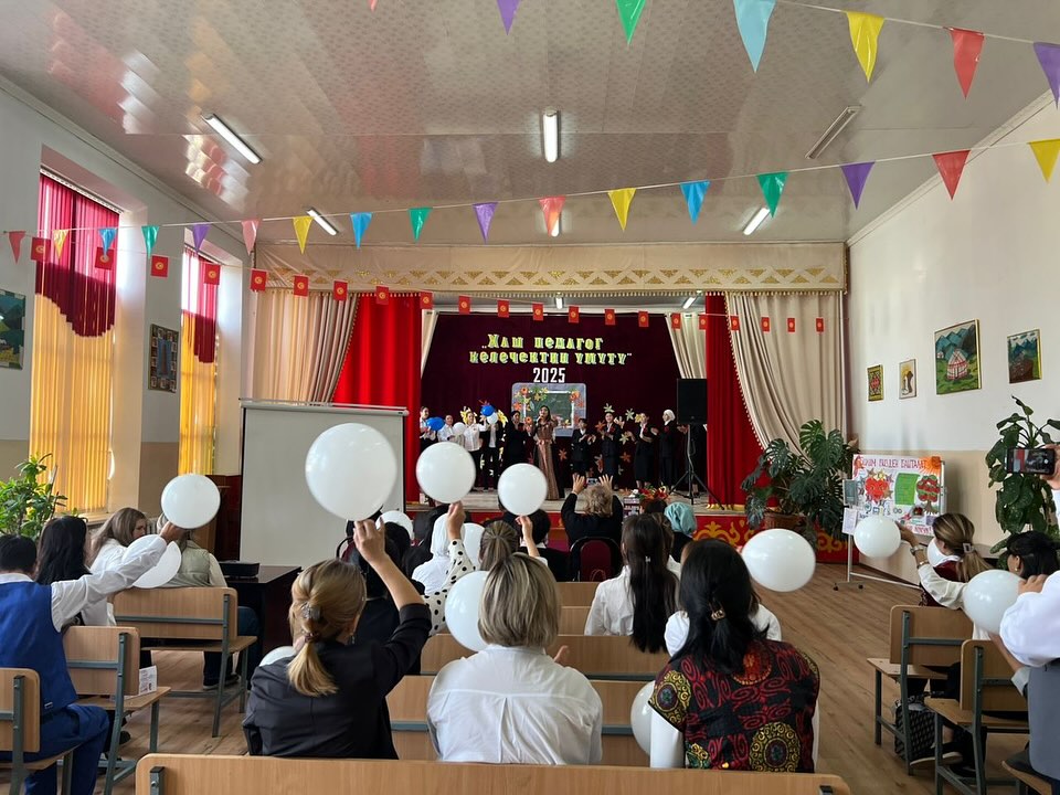 ЖАШ ПЕДАГОГ - КЕЛЕЧЕКТИН ҮМҮТҮ