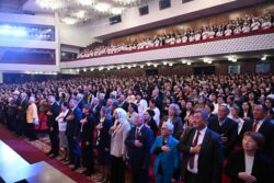 МинКаб Төрагасы Кыргыз мамлекеттик университетинин жамаатын 80 жылдык мааракеси менен куттуктады