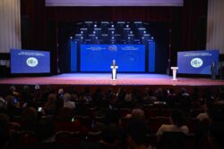 МинКаб Төрагасы Кыргыз мамлекеттик университетинин жамаатын 80 жылдык мааракеси менен куттуктады