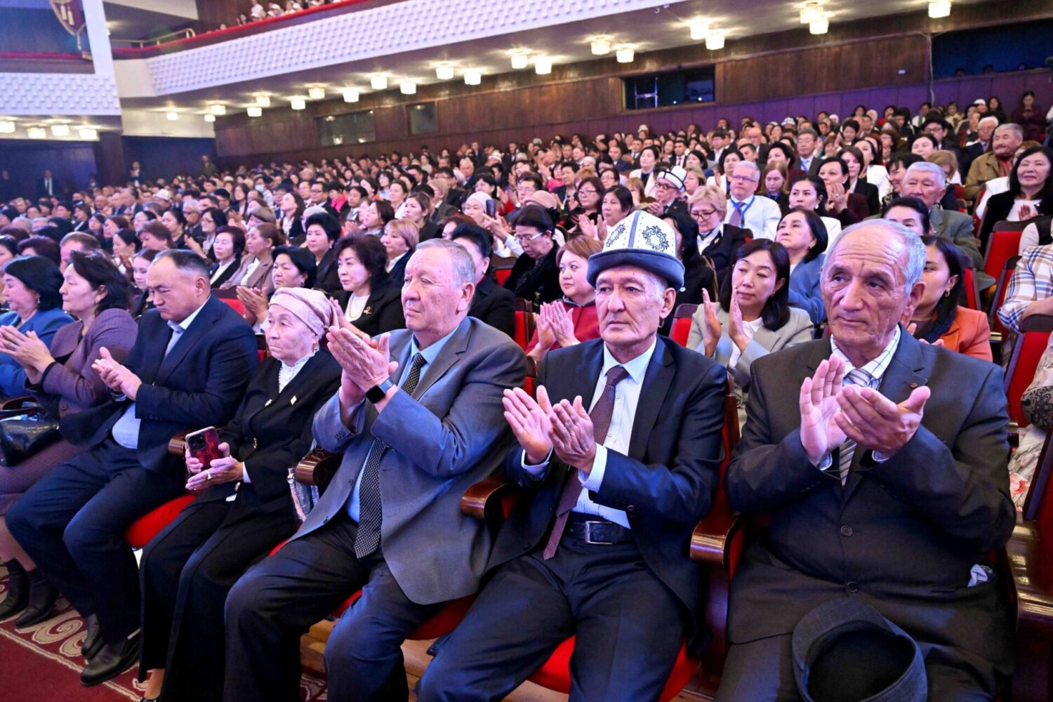 МинКаб Төрагасы Кыргыз мамлекеттик университетинин жамаатын 80 жылдык мааракеси менен куттуктады