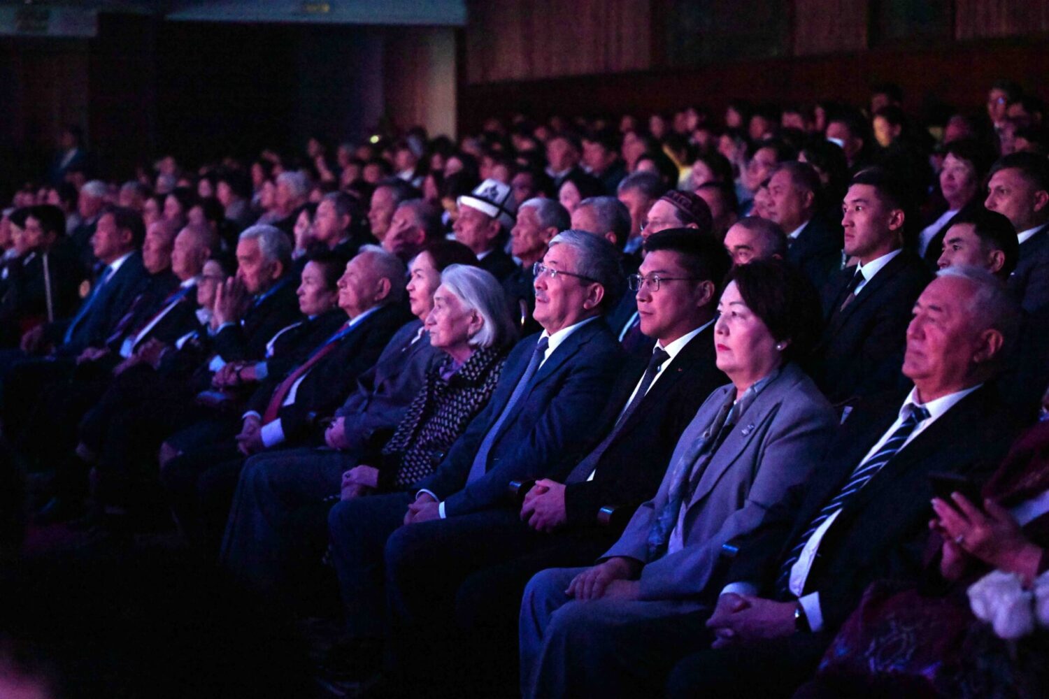 МинКаб Төрагасы Кыргыз мамлекеттик университетинин жамаатын 80 жылдык мааракеси менен куттуктады