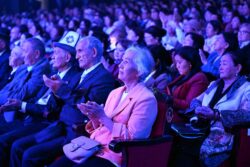 МинКаб Төрагасы Кыргыз мамлекеттик университетинин жамаатын 80 жылдык мааракеси менен куттуктады