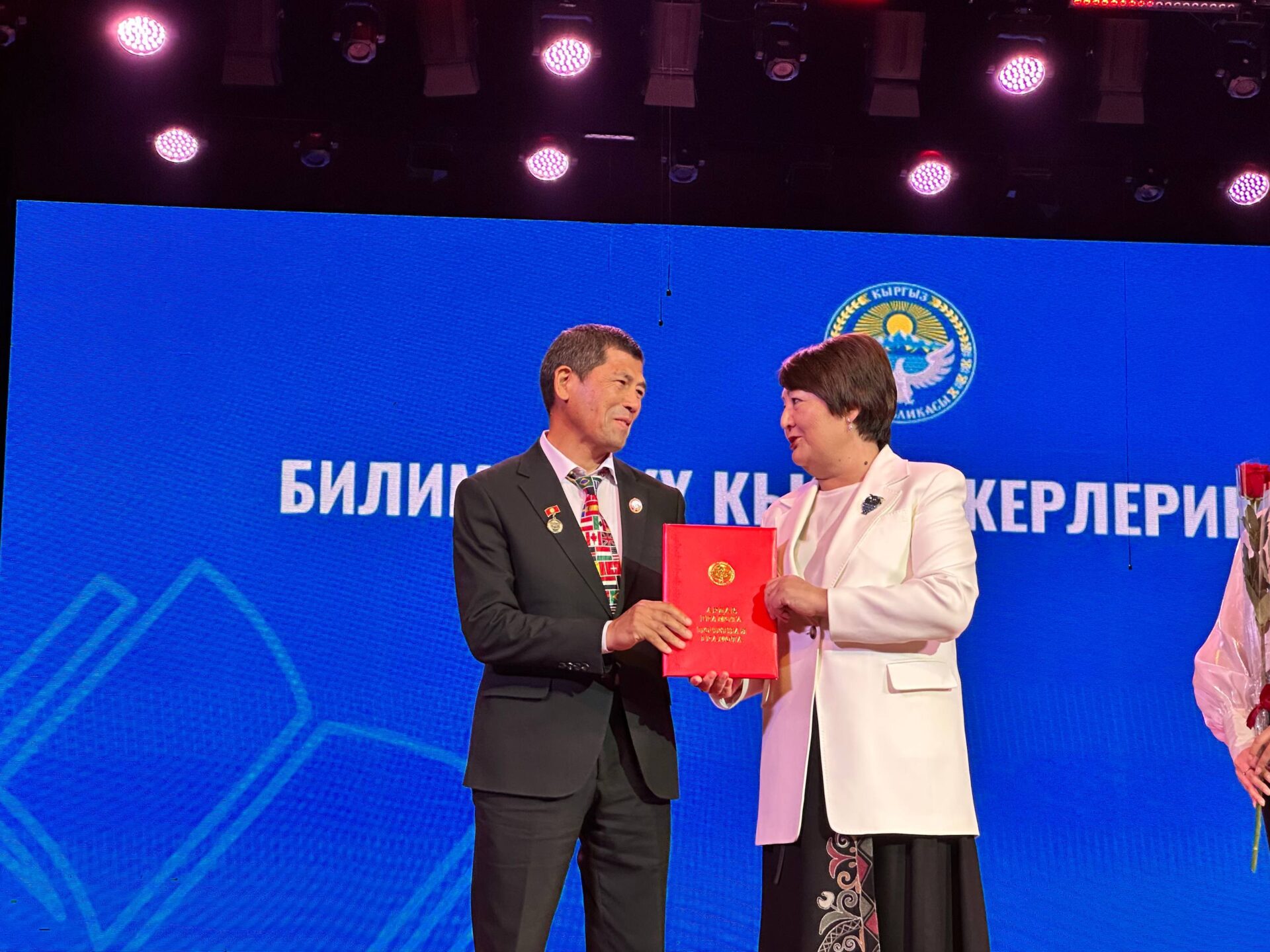 Кыргызстан отметил “День учителя” масштабным торжественным мероприятием