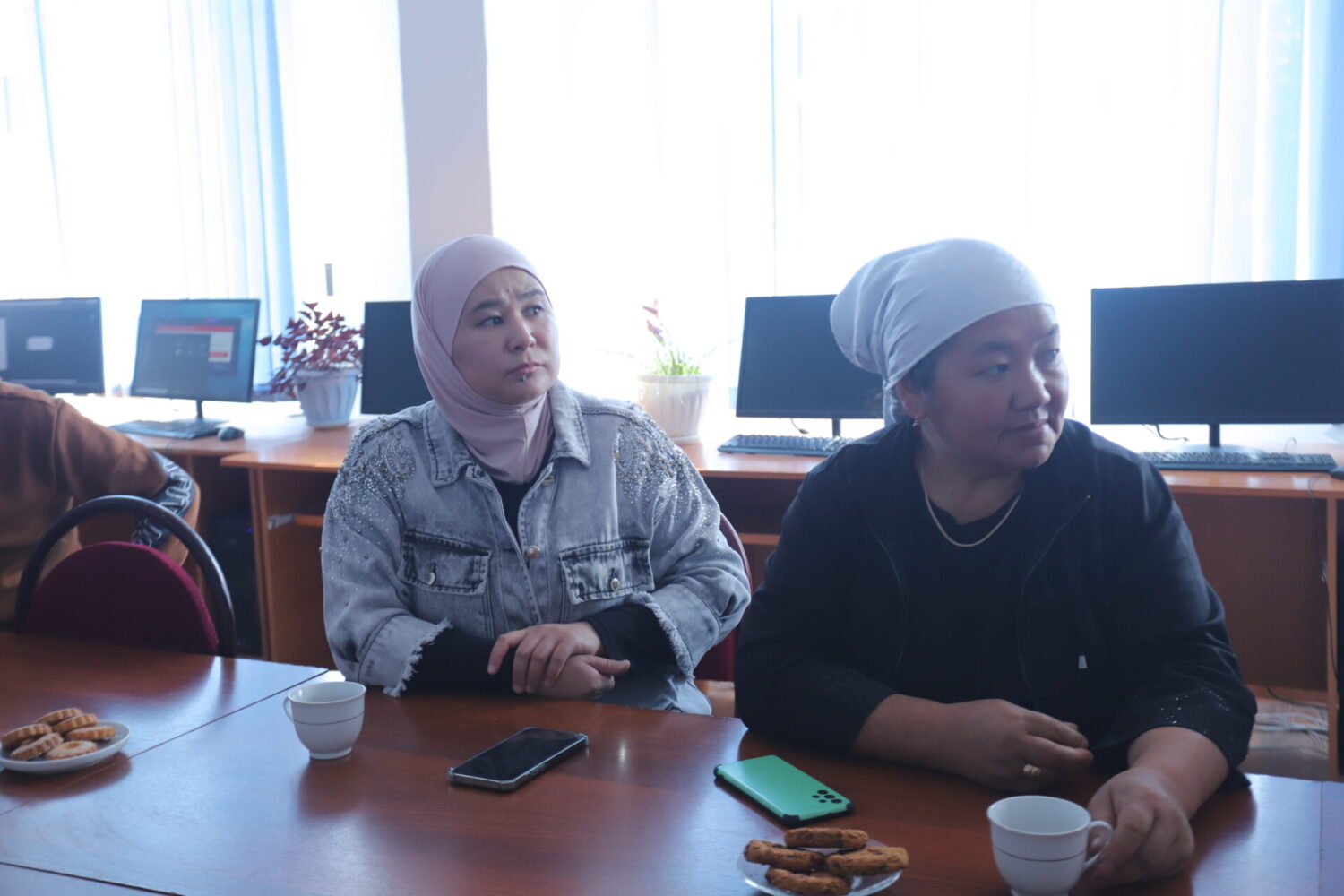 СТУДЕНТТЕРДИН АТА-ЭНЕЛЕРИ МЕНЕН ЖОЛУГУШУУ ӨТТҮ