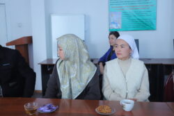 СТУДЕНТТЕРДИН АТА-ЭНЕЛЕРИ МЕНЕН ЖОЛУГУШУУ ӨТТҮ