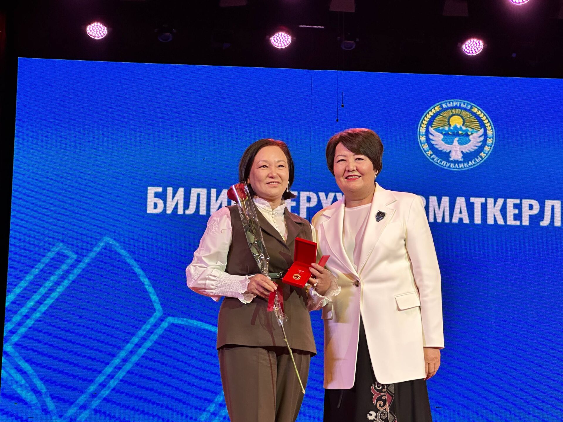 Кыргызстан отметил “День учителя” масштабным торжественным мероприятием