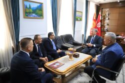 Эми өзбекстандык студенттер ОшМУнун дипломун алышат