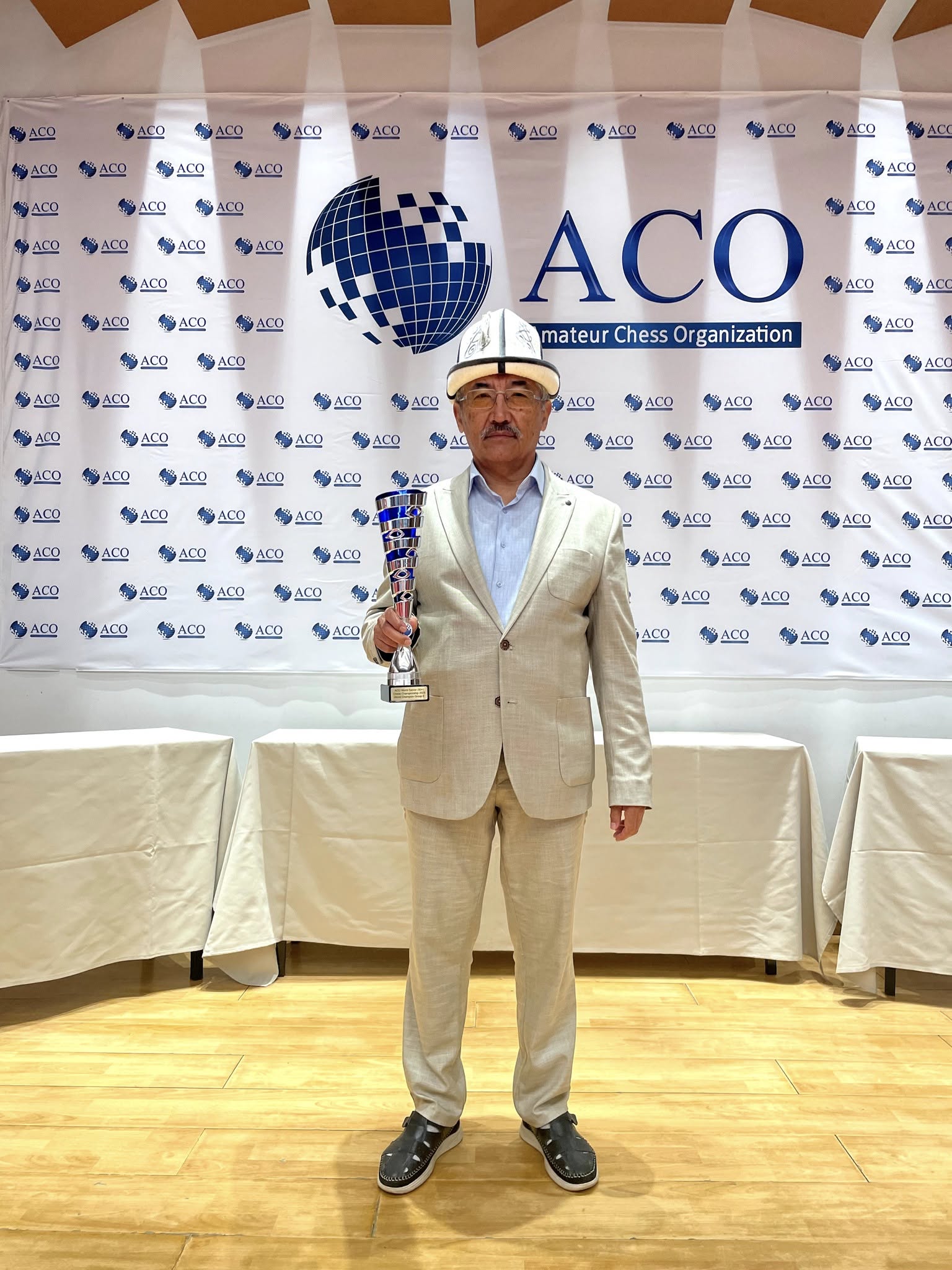 БИЛИМ БЕРҮҮНҮН АРДАГЕРИ ЧОЛПОНБЕК ТИЛЕНБАЕВ ШАХМАТТАН ДҮЙНӨ ЧЕМПИОНУ