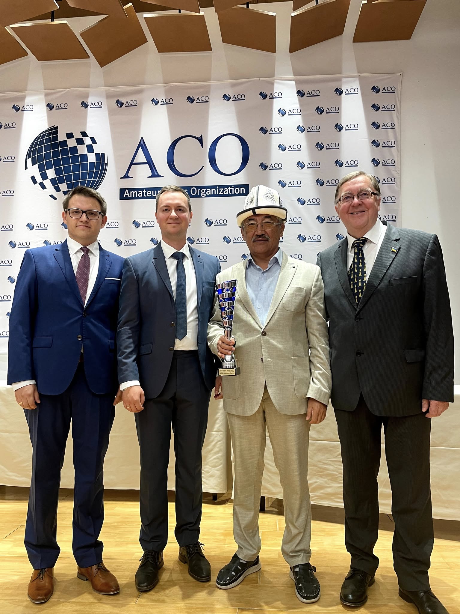 БИЛИМ БЕРҮҮНҮН АРДАГЕРИ ЧОЛПОНБЕК ТИЛЕНБАЕВ ШАХМАТТАН ДҮЙНӨ ЧЕМПИОНУ