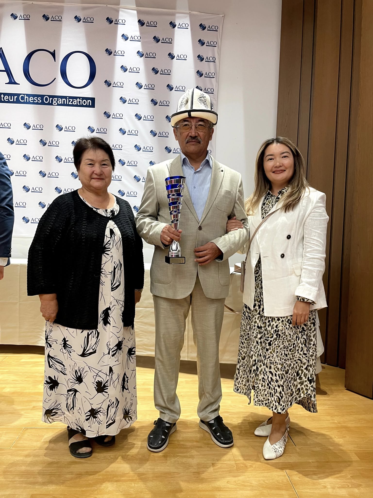 БИЛИМ БЕРҮҮНҮН АРДАГЕРИ ЧОЛПОНБЕК ТИЛЕНБАЕВ ШАХМАТТАН ДҮЙНӨ ЧЕМПИОНУ