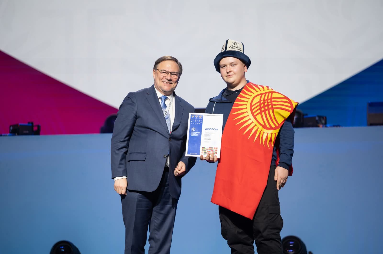 Финансылык коопсуздук боюнча дүйнөлүк таймашта кыргызстандык билимдүү жаштар жеңишке жетти