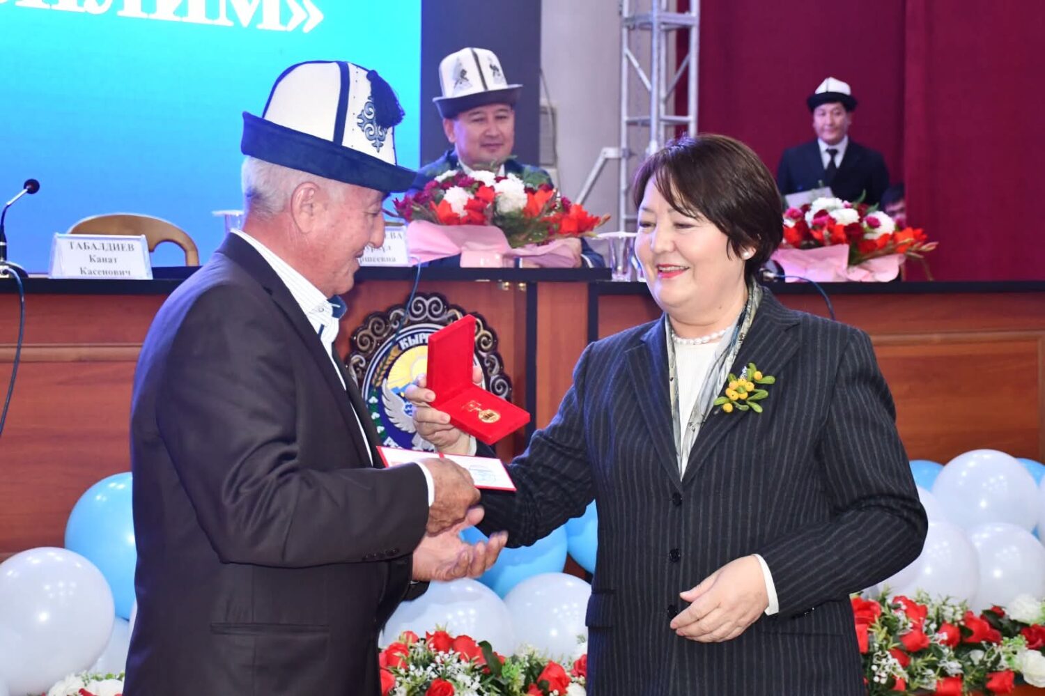 КАРА-СУУНУН БИЛИМ БЕРҮҮ МЕКЕМЕЛЕРИНЕ ЖАҢЫ ЖАБДУУЛАР ТАПШЫРЫЛЫП, МУГАЛИМДЕР СЫЙЛАНДЫ