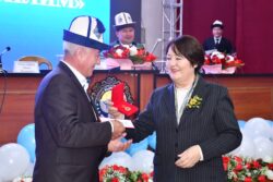 КАРА-СУУНУН БИЛИМ БЕРҮҮ МЕКЕМЕЛЕРИНЕ ЖАҢЫ ЖАБДУУЛАР ТАПШЫРЫЛЫП, МУГАЛИМДЕР СЫЙЛАНДЫ