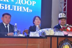 КАРА-СУУНУН БИЛИМ БЕРҮҮ МЕКЕМЕЛЕРИНЕ ЖАҢЫ ЖАБДУУЛАР ТАПШЫРЫЛЫП, МУГАЛИМДЕР СЫЙЛАНДЫ