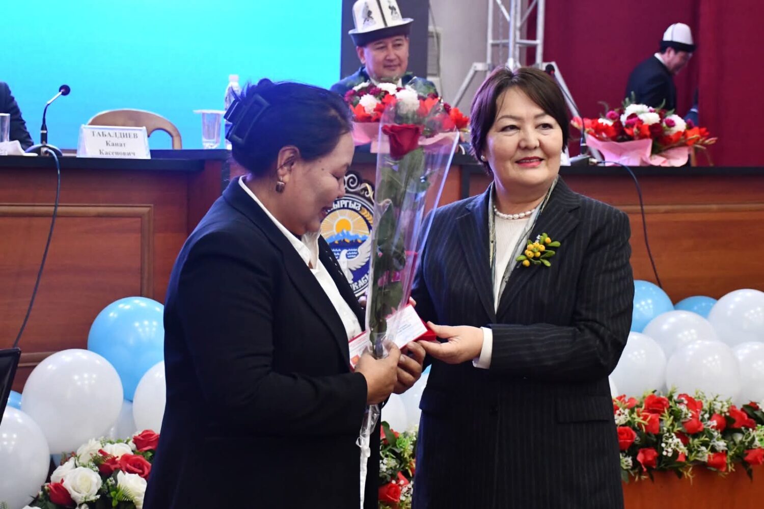 КАРА-СУУНУН БИЛИМ БЕРҮҮ МЕКЕМЕЛЕРИНЕ ЖАҢЫ ЖАБДУУЛАР ТАПШЫРЫЛЫП, МУГАЛИМДЕР СЫЙЛАНДЫ