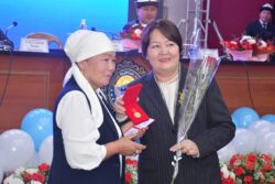 КАРА-СУУНУН БИЛИМ БЕРҮҮ МЕКЕМЕЛЕРИНЕ ЖАҢЫ ЖАБДУУЛАР ТАПШЫРЫЛЫП, МУГАЛИМДЕР СЫЙЛАНДЫ