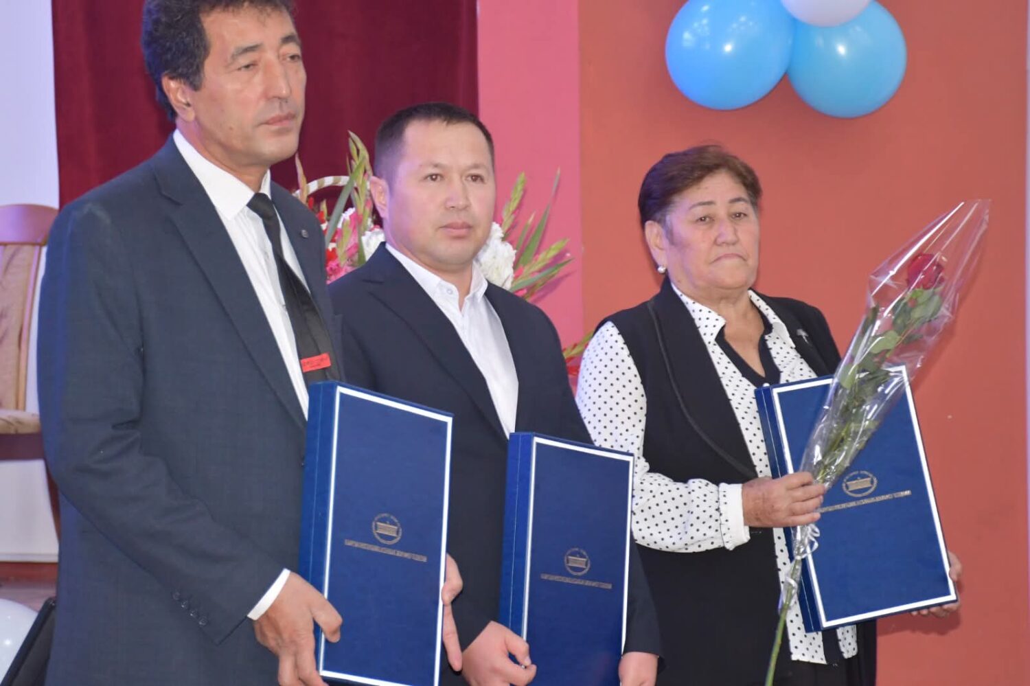 КАРА-СУУНУН БИЛИМ БЕРҮҮ МЕКЕМЕЛЕРИНЕ ЖАҢЫ ЖАБДУУЛАР ТАПШЫРЫЛЫП, МУГАЛИМДЕР СЫЙЛАНДЫ