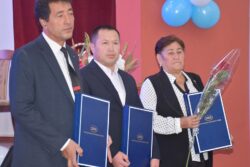 КАРА-СУУНУН БИЛИМ БЕРҮҮ МЕКЕМЕЛЕРИНЕ ЖАҢЫ ЖАБДУУЛАР ТАПШЫРЫЛЫП, МУГАЛИМДЕР СЫЙЛАНДЫ