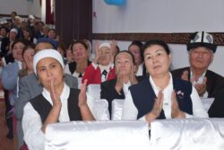 КАРА-СУУНУН БИЛИМ БЕРҮҮ МЕКЕМЕЛЕРИНЕ ЖАҢЫ ЖАБДУУЛАР ТАПШЫРЫЛЫП, МУГАЛИМДЕР СЫЙЛАНДЫ