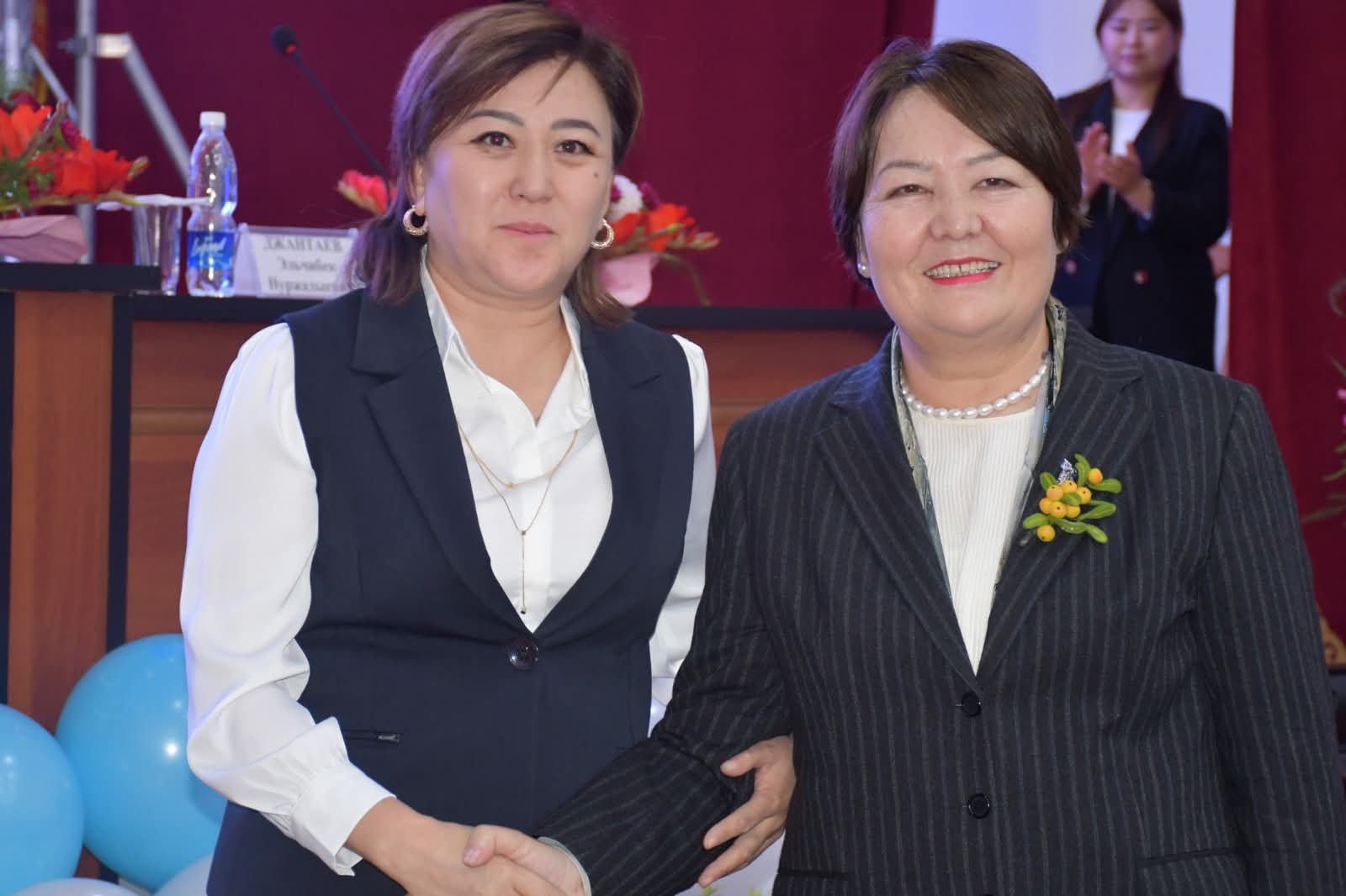 КАРА-СУУНУН БИЛИМ БЕРҮҮ МЕКЕМЕЛЕРИНЕ ЖАҢЫ ЖАБДУУЛАР ТАПШЫРЫЛЫП, МУГАЛИМДЕР СЫЙЛАНДЫ