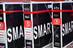 КАРА-СУУНУН БИЛИМ БЕРҮҮ МЕКЕМЕЛЕРИНЕ ЖАҢЫ ЖАБДУУЛАР ТАПШЫРЫЛЫП, МУГАЛИМДЕР СЫЙЛАНДЫ