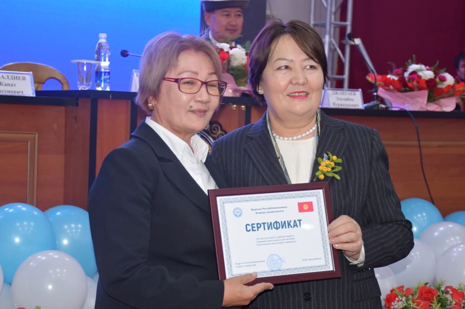 КАРА-СУУНУН БИЛИМ БЕРҮҮ МЕКЕМЕЛЕРИНЕ ЖАҢЫ ЖАБДУУЛАР ТАПШЫРЫЛЫП, МУГАЛИМДЕР СЫЙЛАНДЫ